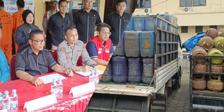 Kolase, Kasubdit Indagsi, AKBP Ali Rais (Baju hitam) saat memberikan keterangan pers