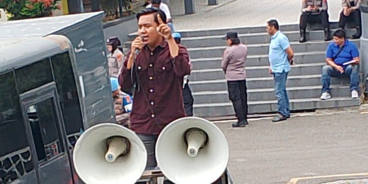 Arjun Hasjuliawan saat berunjuk rasa di DPRD Sultra.