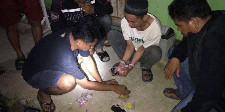 Pengedar Sabu Sistem Tempel di Wuawua Kendari Terekam CCTV Diringkus Polisi. (Foto: Istimewa)