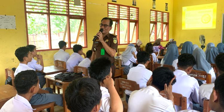 Dody saat memberikan materi dihadapan siswa SMA Negeri 6 Kendari