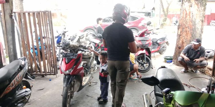 Warga penuhi bengkel memperbaiki motornya usai mengisi BBM