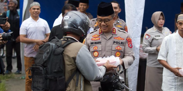 Kapolda Irjen Pol. Dwi Irianto memberikan takjil berbuka puasa