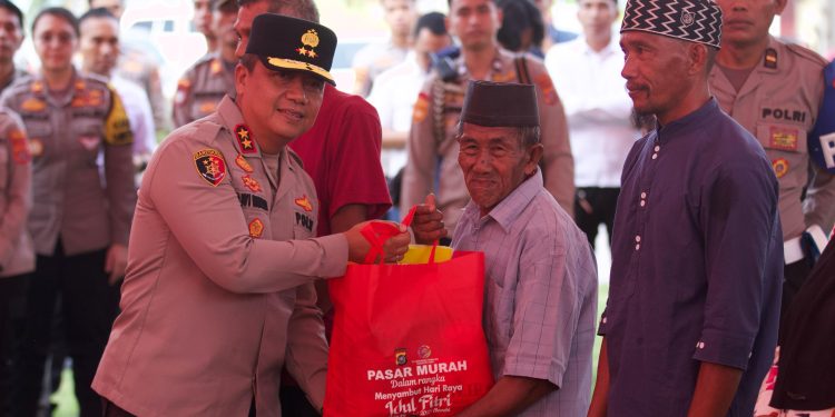 Irjen Pol. Dwi Irianto, Kapolda Sultra menyerahkan bantuan ke warga Kolaka