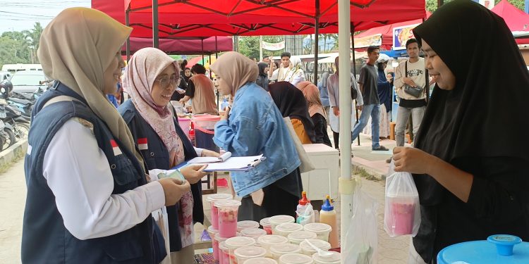 Petugas BPOM Kendari membeli sampel kuliner
