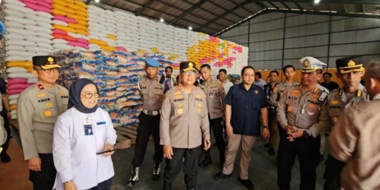 Pastikan Ketersedian Stok Beras Selama Ramadan, Kapolda Sultra Turun Langsung Cek di Gudang Bulog. (Foto: Istimewa)