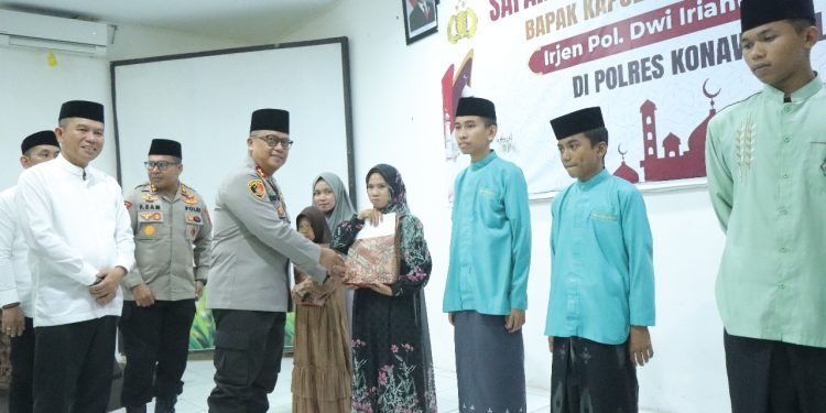 Kapolda Sultra, Irjen Pol Dwi Irianto menyerahkan bantuan kepada warga di Konsel