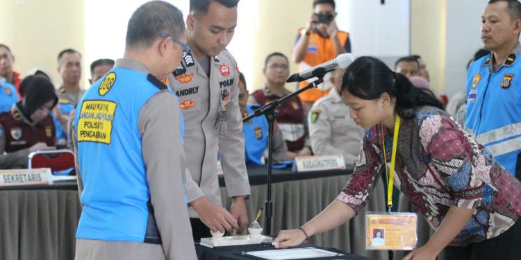 Penandatanganan pakta integritas penerimaan polri 2025 di Polda Sultra