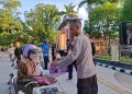 Menjemput Berkah Ramadan, Bidhumas Polda Sultra Berbagi Takjil di Jalan
