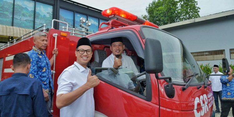 Sudirman, Wakil Wali Kota Kendari menerima CSR Mobil Damkar dari Kalla Toyota