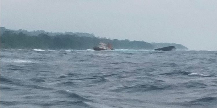 Kapal Tunda TB Iska 1165 Karam Dihantam Gelombang di Tanjung Goram Buton Utara, Sulawesi Tenggara. (Foto: Dok KPP Kendari)