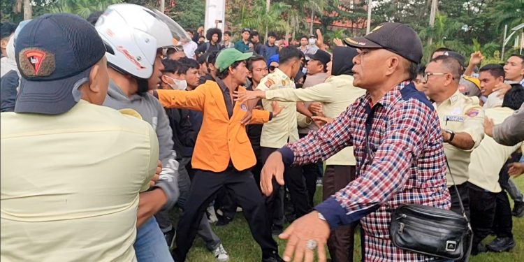 Bentrokan Warnai Aksi Mahasiswa Tolak Perpanjangan Jabatan Rektor UHO.