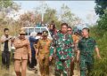Tim Kemenhan dipimpin Kolonel Laut Syamsul Bahari, bersama Wakil Bupati Kolaka Timur, H Yosep Sahaka meninjai lokasi persiapan pembangunan Brigif Yonif di Desa Tongauna, Kecamatan Ueesi, Selasa (22/7/2025). (Foto: Istimewa)