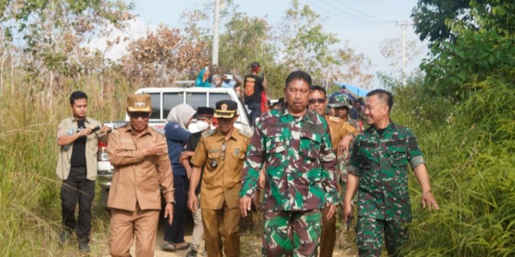 Tim Kemenhan dipimpin Kolonel Laut Syamsul Bahari, bersama Wakil Bupati Kolaka Timur, H Yosep Sahaka meninjai lokasi persiapan pembangunan Brigif Yonif di Desa Tongauna, Kecamatan Ueesi, Selasa (22/7/2025). (Foto: Istimewa)