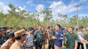 Tim Kemenhan dipimpin Kolonel Laut Syamsul Bahari, bersama Wakil Bupati Kolaka Timur, H Yosep Sahaka meninjai lokasi persiapan pembangunan Brigif Yonif di Desa Tongauna, Kecamatan Ueesi, Selasa (22/7/2025). (Foto: Istimewa)