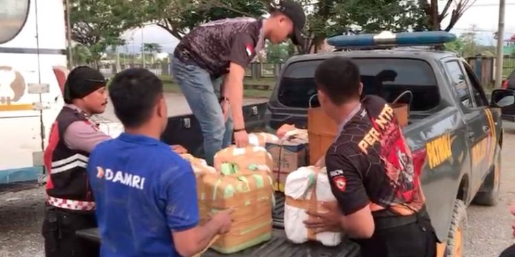 14 Jeriken minuman keras (miras) ilegal jenis arak yang dikirim dari kabupaten Muna menggunakan bus Damri diamankan Satres Narkoba Polresta Kendari di terminal Baruga, Selasa (8/7/2025) sore. (Foto: Istimewa)