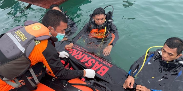 Tim Rescue KPP Kendari evakuasi jenazah korban setelah ditemukan meninggal dunia kedalaman 8 meter di perairan tanjung tiram, Kecamatan Moramo Utara, Konawe Selatan, Sulawesi Tenggara (Sultra), Minggu (13/7/2025). (Foto: Dok KPP Kendari)