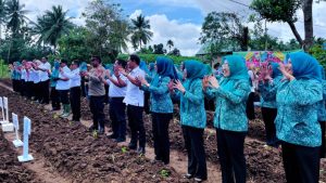 Wakil Bupati Buton Utara, Rahman, Ajak Masyarakat Tanam Cabai di Pekarangan untuk Ketahanan Pangan, Rabu (16/7/2025). (Foto: Istimewa)