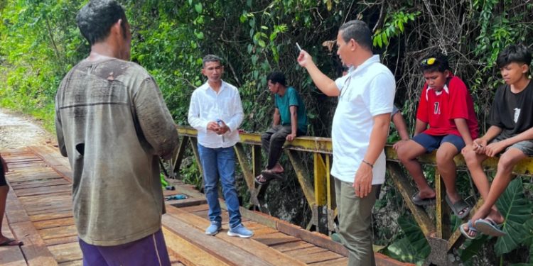 Wakil Bupati Buton Utara, Rahman Tinjau Pengerjaan Rehablitasi Jembatan Kabundo-bundo Kulisusu Utara, Selasa (29/7/2025). (Foto: Istimewa)