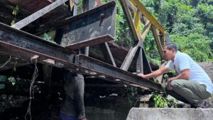 Wakil Bupati Buton Utara, Rahman Tinjau Pengerjaan Rehablitasi Jembatan Kabundo-bundo Kulisusu Utara, Selasa (29/7/2025). (Foto: Istimewa)
