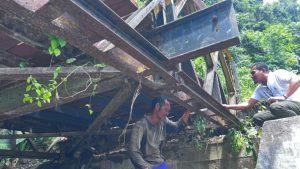 Wakil Bupati Buton Utara, Rahman Tinjau Pengerjaan Rehablitasi Jembatan Kabundo-bundo Kulisusu Utara, Selasa (29/7/2025). (Foto: Istimewa)