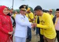 Bupati Muna Barat, La Ode Darwin, salurkan bantuan pertanian dan peternakan ke masyarakat di sela upacara peringatan HUT ke-80 RI di Lapangan Sepak Bola Wamelai, Minggu (17/8/2025). (Foto: Istimewa)