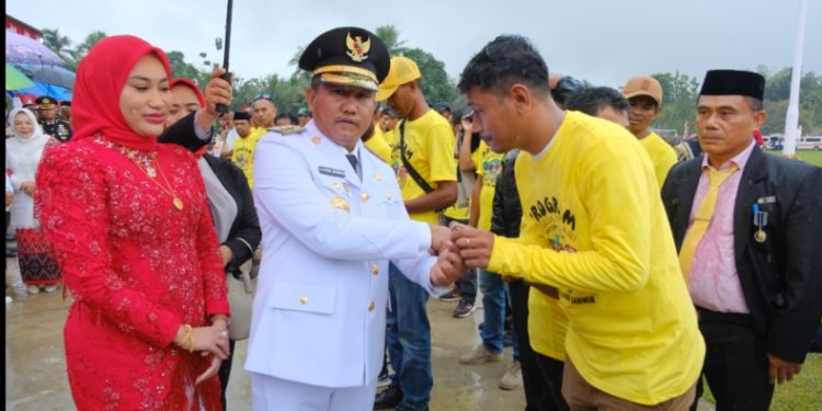 Bupati Muna Barat, La Ode Darwin, salurkan bantuan pertanian dan peternakan ke masyarakat di sela upacara peringatan HUT ke-80 RI di Lapangan Sepak Bola Wamelai, Minggu (17/8/2025). (Foto: Istimewa)