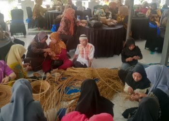 Dekranasda Buton Utara Bina Puluhan Perajin Anyaman Berbahan Nentu Jadi Produk Bernilai Ekonomis, Kamis (21/8/2025). (Foto: Istimewa)