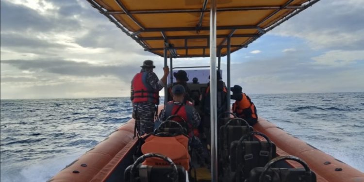 Tim Rescue Pos SAR Konawe Utara, Sulawesi Tenggara (Sultra) melakukan pencarian seroang nelayan yang jatuh dari kapal di Perairan Samarengga, Kecamatan Menuai Kepulauan, Kabupaten Morowali, Sulawesi Tengah (Sulteng), Selasa (19/8/2025). (Foto: Istimewa)