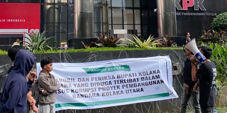Massa Ampuh Sultra berunjuk rasa di Gedung KPK RI, Jakarta, Selasa (12/8/2025). (Foto: Istimewa)