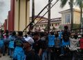 Mahasiswa Demo di Polda Sultra Desak Kapolri Mundur dan Pecat 7 Polisi Terlibat Kematian Driver Ojol, Jumat (29/8/2025).