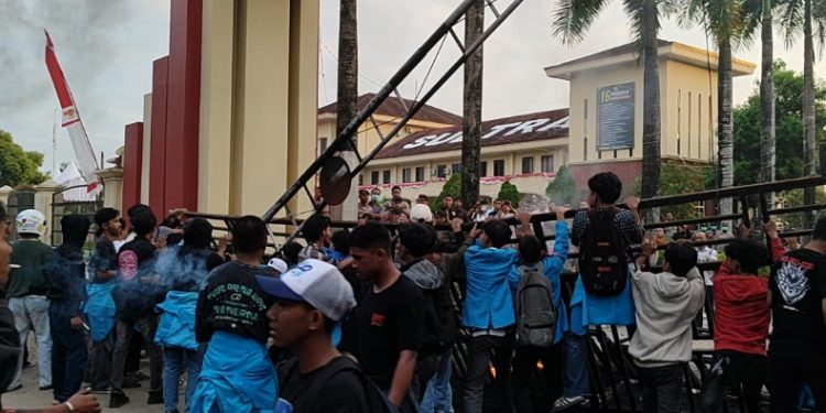 Mahasiswa Demo di Polda Sultra Desak Kapolri Mundur dan Pecat 7 Polisi Terlibat Kematian Driver Ojol, Jumat (29/8/2025).