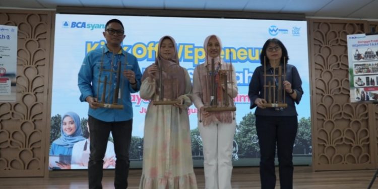 Kiri-Kanan: Corporate Secretary BCA Syariah Muhammad Fikri Hudaya, Direktur The Local Enablers Yeti Yuli Astuti, Presiden Direktur BCA Syariah Yuli Melati Suryaningrum, Direktur BCA Syariah Ina Widjaja. (Foto: Istimewa)