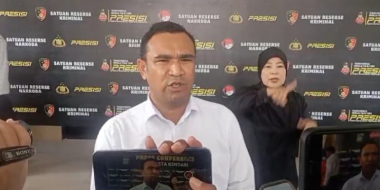 Kasat Reskrim Polresta Kendari, Kompol Nirwan Fakaubun, saat konferensi pers di Markas Polresta Kendari, Sulawesi Tenggara (Sultra), Senin (4/8/2025). (Foto: Istimewa)