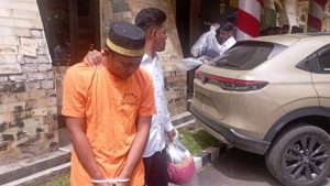 Pelaku pembunuhan Usman (baju orange), saat digiring polisi setelah konferensi pers di Markas Polresta Kendari, Sulawesi Tenggara (Sultra), Senin (4/8/2025). (Foto: Istimewa)