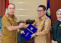 Gubernur Sultra Andi Sumangerukka, serahkan surat Pelaksana Tugas Bupati Kolaka Timur, kepada Wakil Bupati Yosep Sahaka, disaksikan Ketua DPRD Kolaka Timur Hj Jumhani di ruang kerja Gubernur, Selasa (12/8/2025). (Foto: Istimewa)