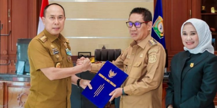 Gubernur Sultra Andi Sumangerukka, serahkan surat Pelaksana Tugas Bupati Kolaka Timur, kepada Wakil Bupati Yosep Sahaka, disaksikan Ketua DPRD Kolaka Timur Hj Jumhani di ruang kerja Gubernur, Selasa (12/8/2025). (Foto: Istimewa)