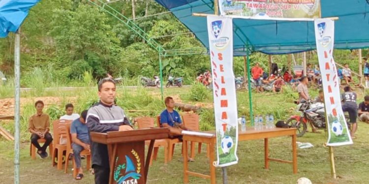 Bendahara KONI Buton Utara, Azkar Skardiat, Buka Turnamen Sepak Bola Tawatogo Cup VI di Lapangan Desa Damai Laborona, Kecamatan Bonegunu, Jumat (26/9/2025). (Foto: Istimewa)