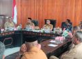 Bupati Buton Utara, Afirudin Mathara, didampingi Wakil Bupati Rahman dan Ketua Komisi II DPRD Buton Utara pimpin Rapat Kerja evaluasi dan optimalisasi PAD di Aula Setda, Selasa (2/9/2025). (Foto: Istimewa)
