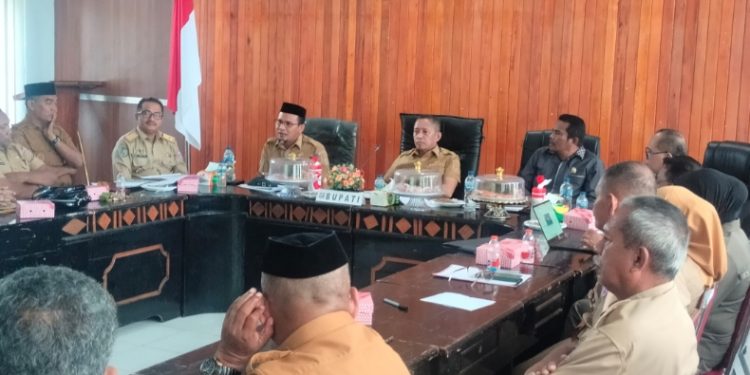 Bupati Buton Utara, Afirudin Mathara, didampingi Wakil Bupati Rahman dan Ketua Komisi II DPRD Buton Utara pimpin Rapat Kerja evaluasi dan optimalisasi PAD di Aula Setda, Selasa (2/9/2025). (Foto: Istimewa)