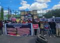 Massa Gerakan Anti Korupsi (Gertak) Sulawesi Tenggara (Sultra) berunjuk rasaa di Kantor Kejaksaan Tinggi (Kejati) dan melaporkan Bupati Kolaka Utara, Senin (22/9/2025). (Foto: Istimewa)