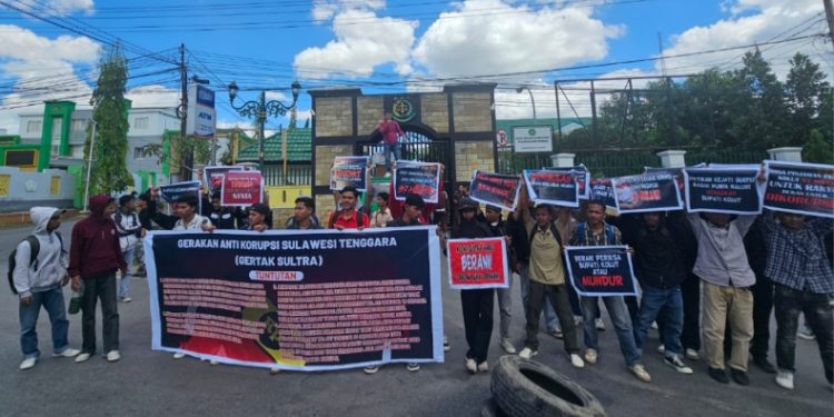 Massa Gerakan Anti Korupsi (Gertak) Sulawesi Tenggara (Sultra) berunjuk rasaa di Kantor Kejaksaan Tinggi (Kejati) dan melaporkan Bupati Kolaka Utara, Senin (22/9/2025). (Foto: Istimewa)