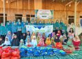 Ketua TP-PKK Buton Utara, Suhaemi Sudia Afirudin, serahkan santunan kepada santri di Yayasan Pondok Pesantren Tahfidz Qur'an Samawa Ibrahim, Desa Wamorapa, Kecamatan Wakorumba Utara, Kamis (11/9/2025). (Foto: Romi)