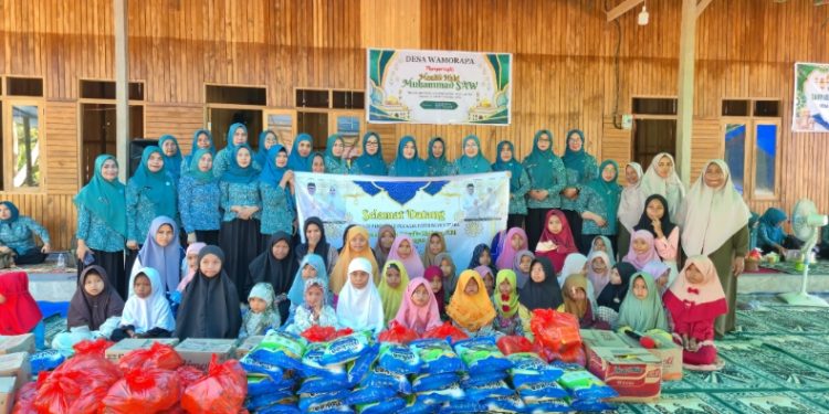 Ketua TP-PKK Buton Utara, Suhaemi Sudia Afirudin, serahkan santunan kepada santri di Yayasan Pondok Pesantren Tahfidz Qur'an Samawa Ibrahim, Desa Wamorapa, Kecamatan Wakorumba Utara, Kamis (11/9/2025). (Foto: Romi)
