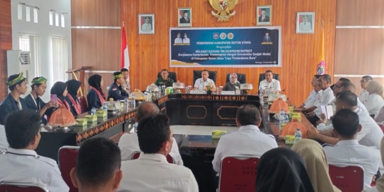 Bupati Buton Utara, Afirudin Mathara, menerima Tim Ekspedisi Patriot Mahasiswa Universitas Gajah Mada (UGM) kerja sama Kementerian Transmigrasi di Aula Setda, Rabu (3/9/2025). (Foto: Istimewa)