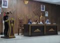 Wakil Bupati Buton Utara, Rahman, membawakan sambutan di sidang paripurna DPRD agenda penetapan APBD-P 2025, Selasa (30/9/2025) malam. (Foto: Romi)