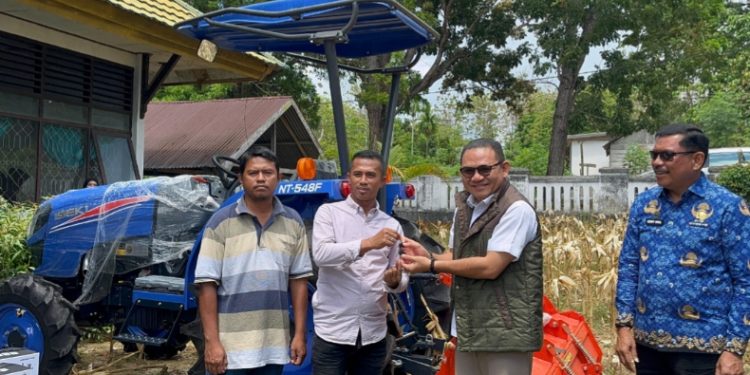 Anggota DPR RI Jaelani Salurkan Alsintan dan akan Maksimalkan Kampung Nelayan Merah Putih di Muna, Jumat (17/10/2025). (Foto: Istimewa)
