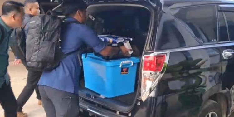 Dinas Kehutanan Sultra Digeledah Penyidik Kejagung, Satu Boks Dokumen Aktivitas Tambang Disita, Kamis (16/10/2025). (Foto: Istimewa)