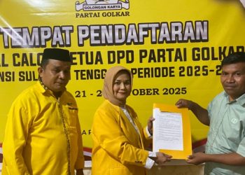 Jelang Musda, La Ode Darwin Ambil Formulir Pendaftaran Calon Ketua Golkar Sultra, Kamis (23/10/2025). (Foto: Istimewa)