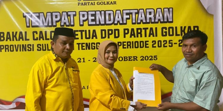 Jelang Musda, La Ode Darwin Ambil Formulir Pendaftaran Calon Ketua Golkar Sultra, Kamis (23/10/2025). (Foto: Istimewa)