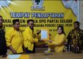 Berkas pendafataran Calon Ketua Golkar Sultra, diserahkan LO La Ode Agus, bersama kader Golkar Anggota DPRD Kendari LM Rajab Jinik, kepada SC Musda XI Dewiaty Tamburaka di Kantor DPD I Golkar Sultra, Jumat (31/10/2025).